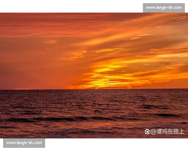 天空与太阳的对话：光影交织下的晨昏变幻与自然之美